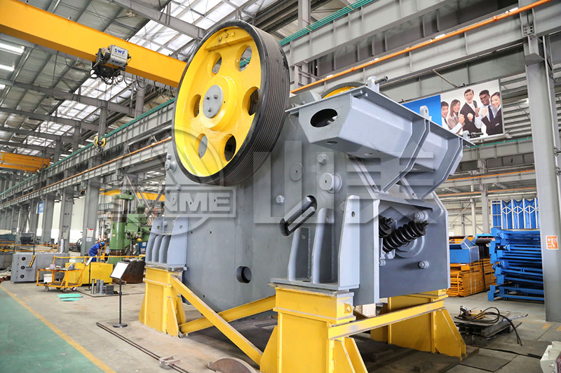 顎式破碎機工作中出現(xiàn)卡料、不下料是什么原因