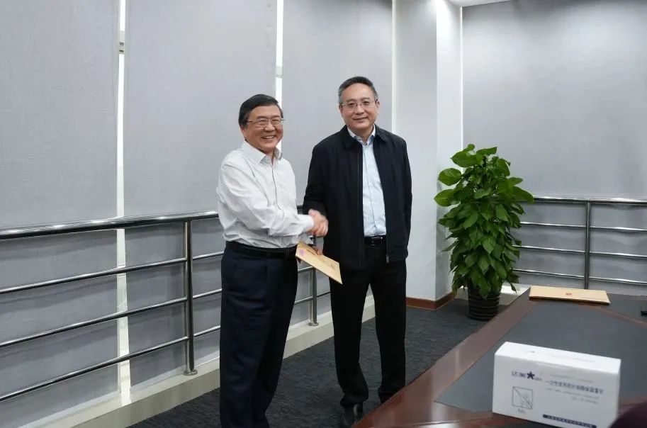 奉賢區(qū)人大常委會黨組書記、主任張培榮一行蒞臨上海山美股份開展“優(yōu)環(huán)境、穩(wěn)經(jīng)濟”大走訪大調(diào)研