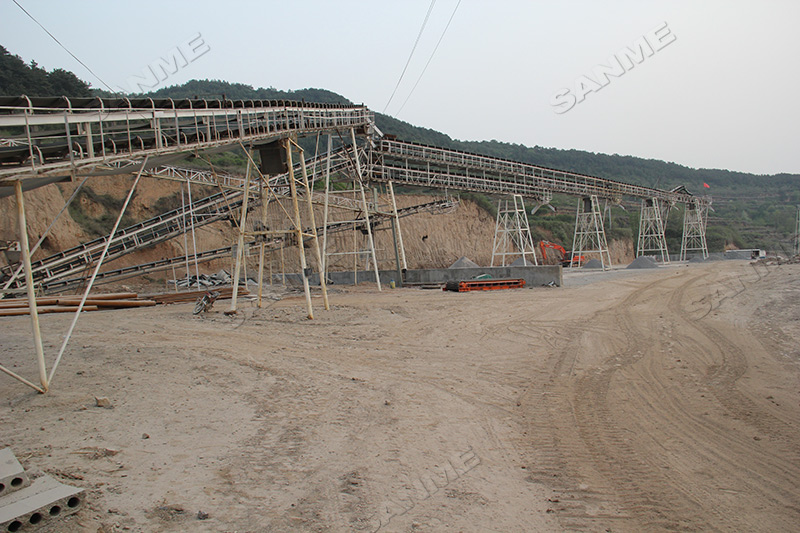 碎石生產(chǎn)線應(yīng)該選擇固定式還是移動(dòng)式？